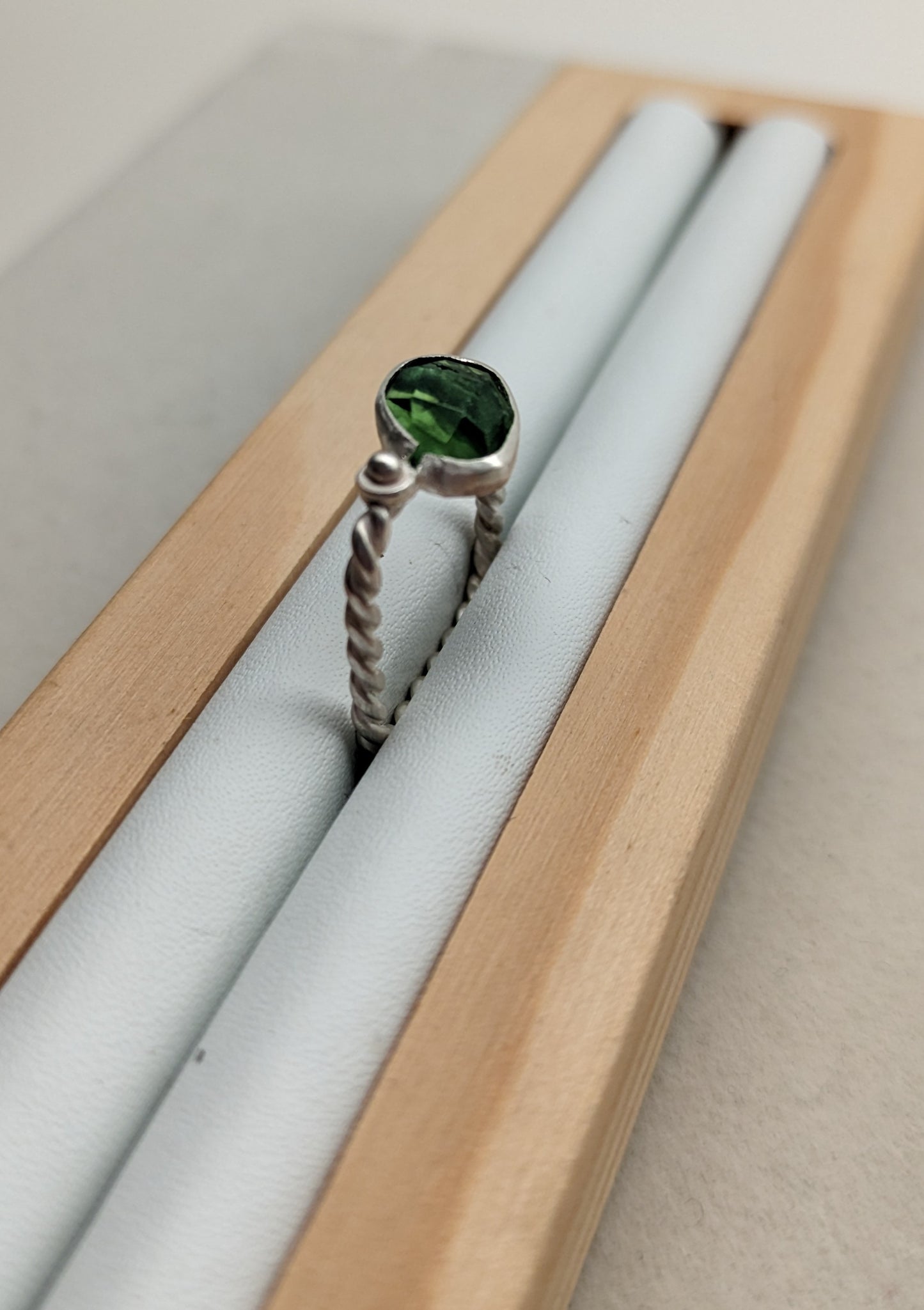 To farvet turmalin ring