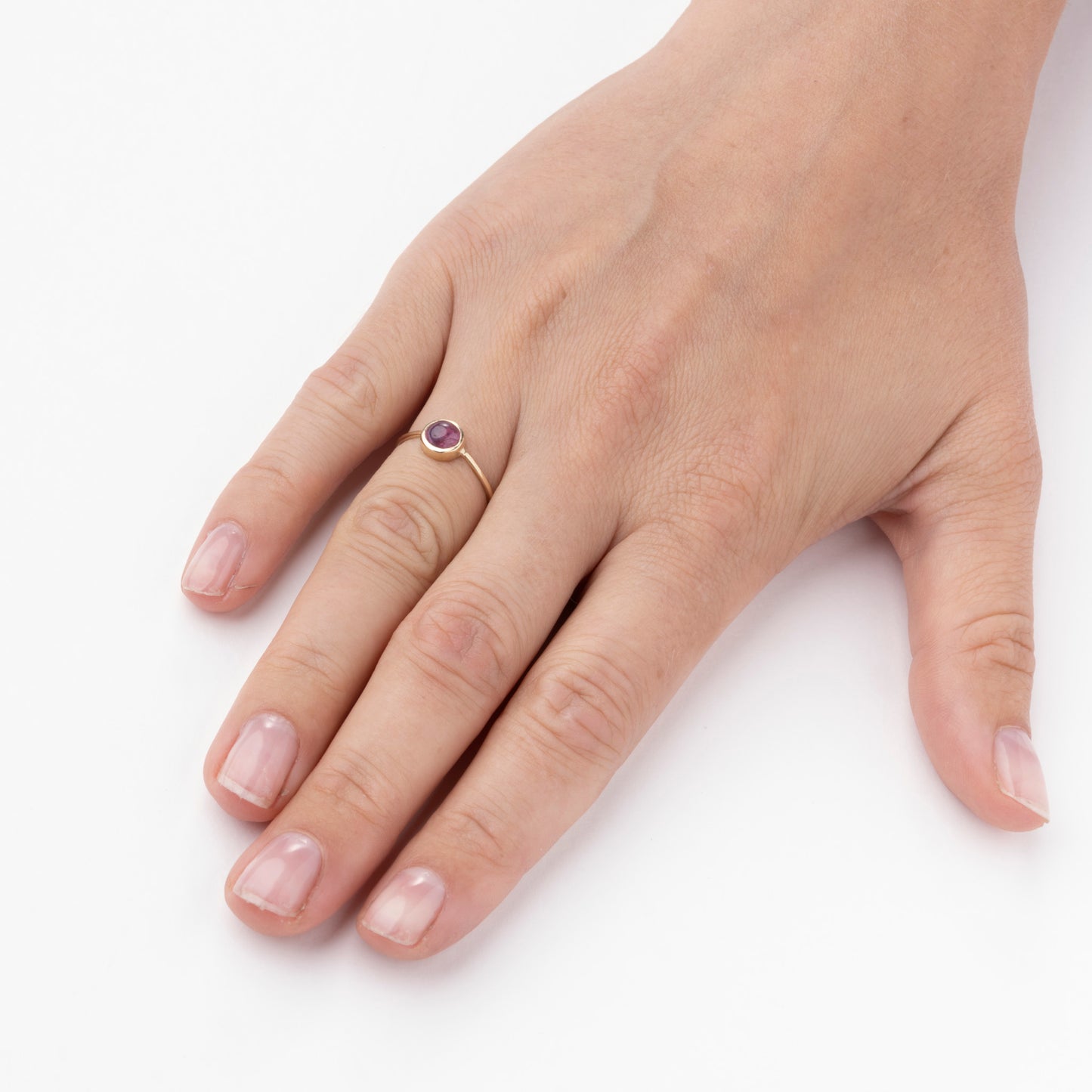 Dome 8k Guld ring- Lilla/Pinkish safir str. 51,5