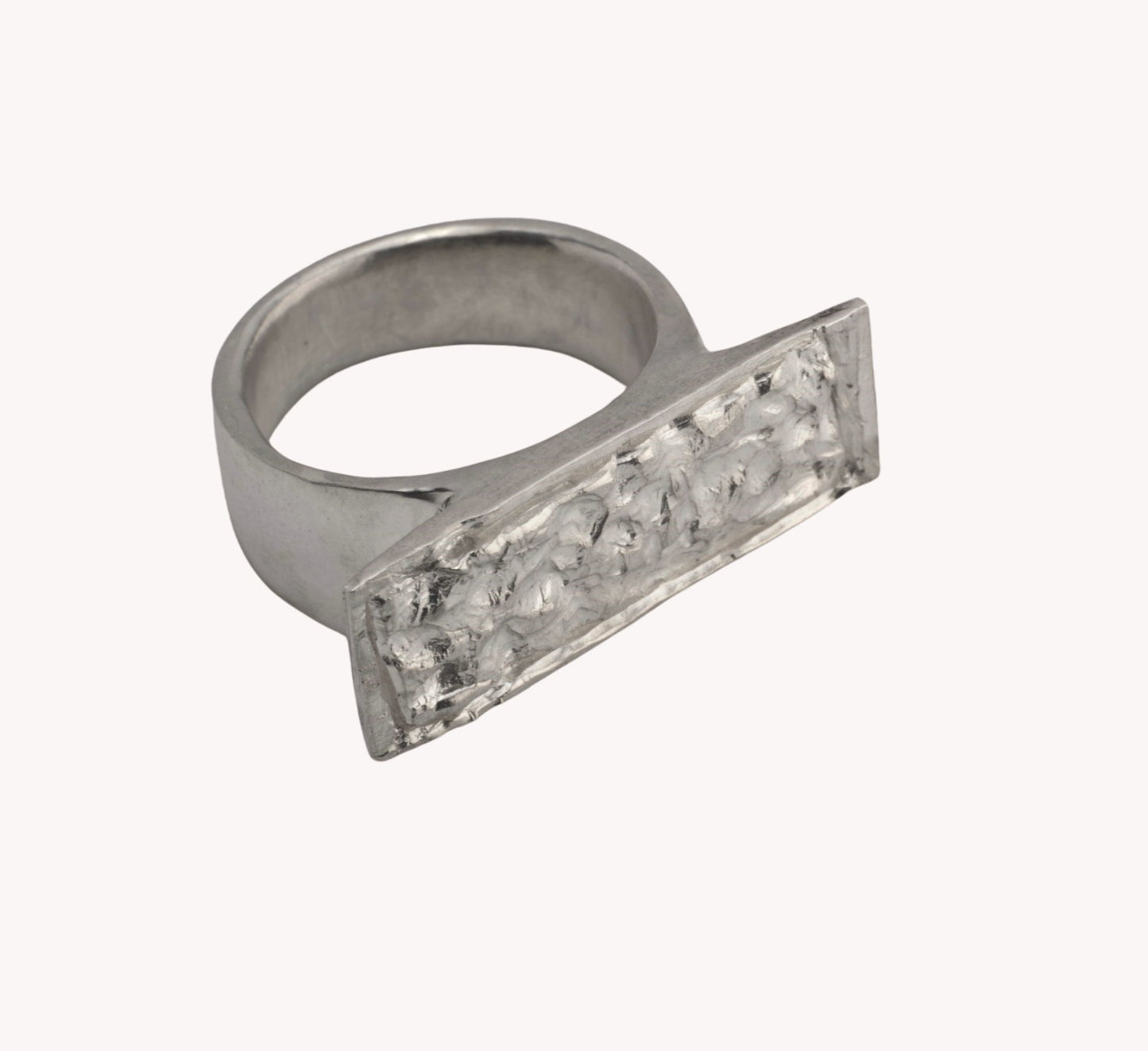 Udhugget ring med sider