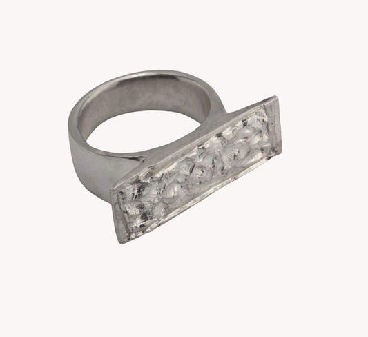 Udhugget ring med sider