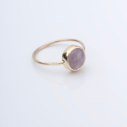 Dome 8k Guld ring- Sart Lavendel safir str. 54