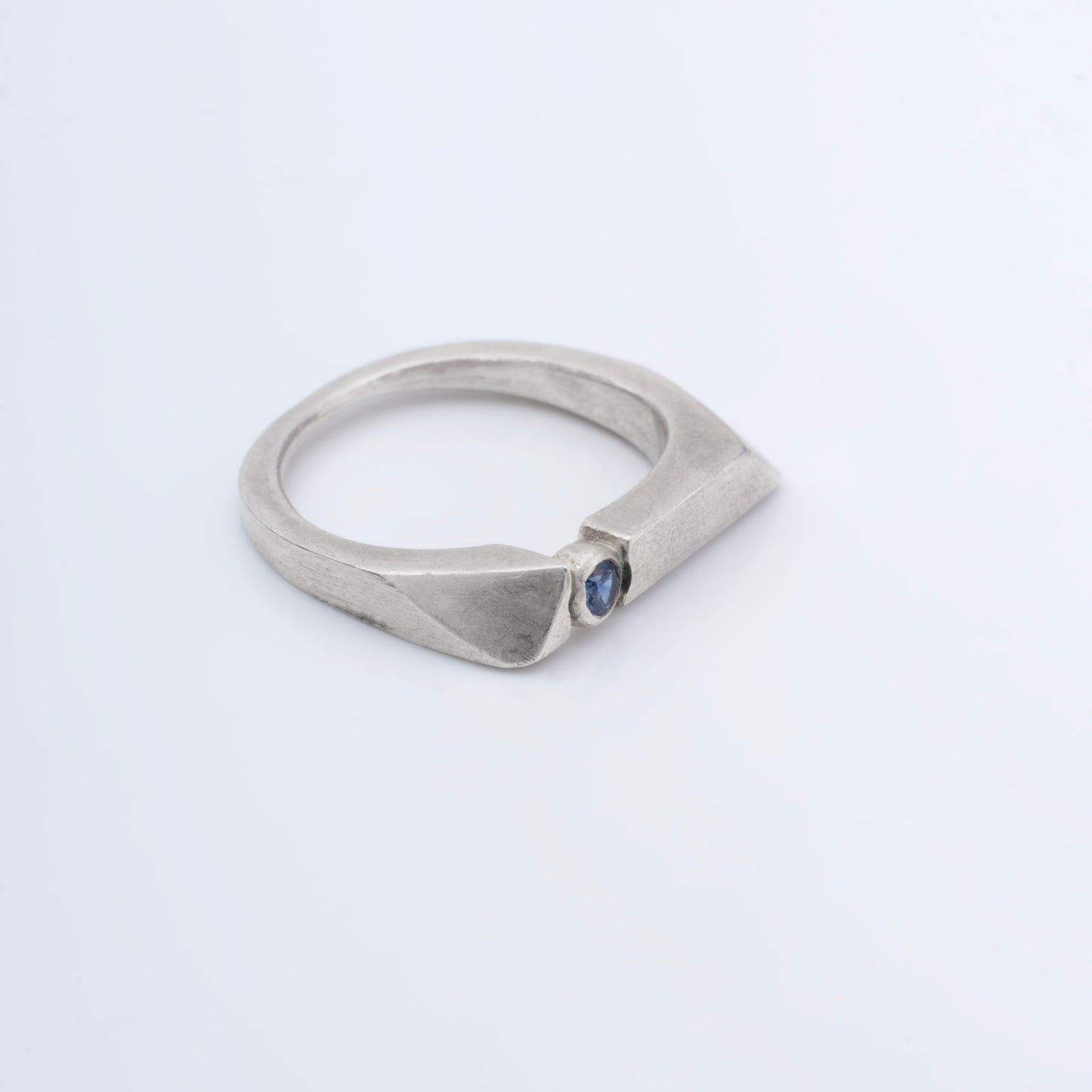 Blueme ring m. Safir