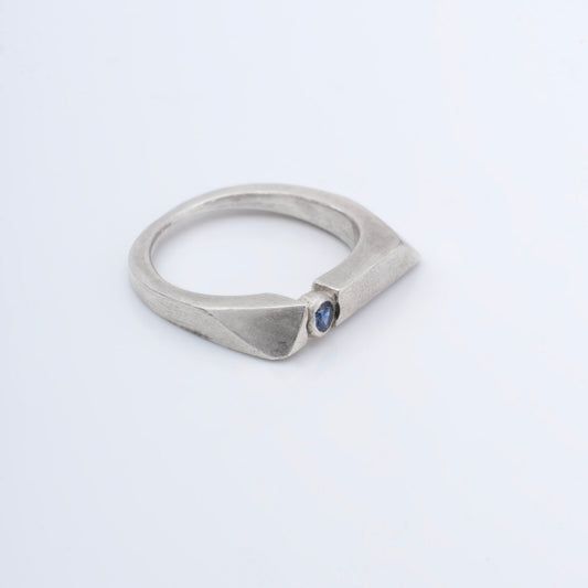 Blueme ring m. Safir