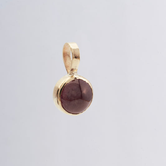 Dome 8k Guld - vedhæng med Mørk bordeaux /dyb pink safir 17,5*9,8mm.