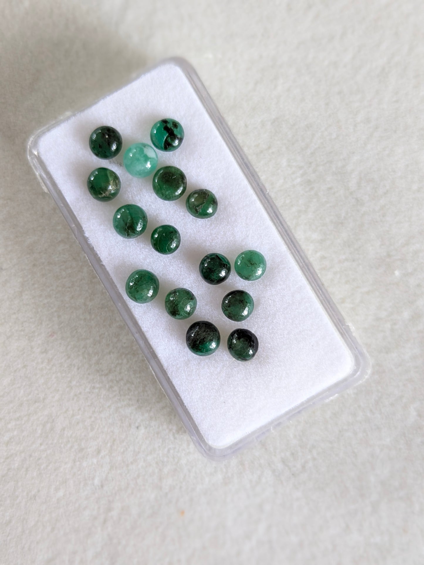 Smaragd cabochoner