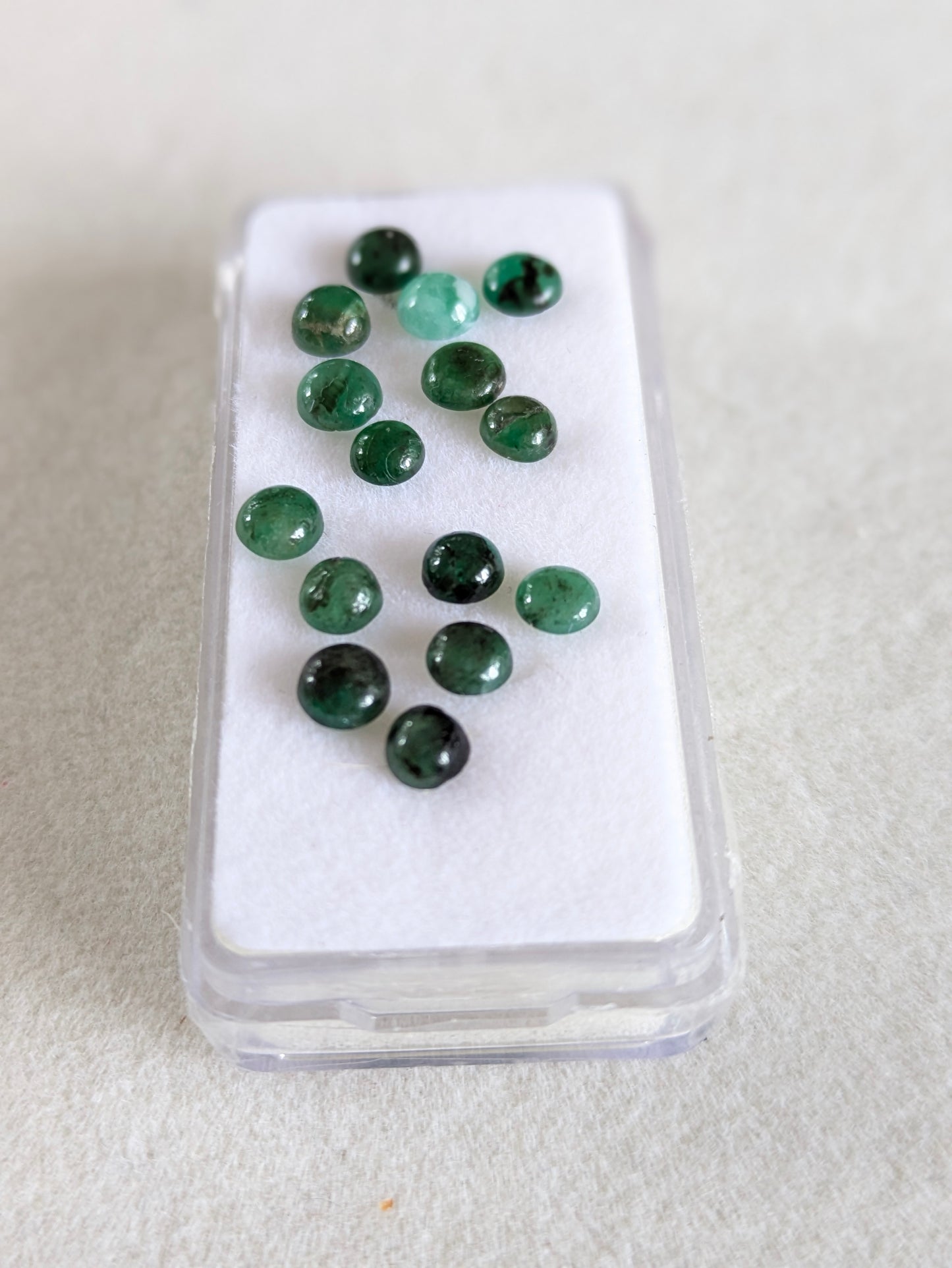 Smaragd cabochoner