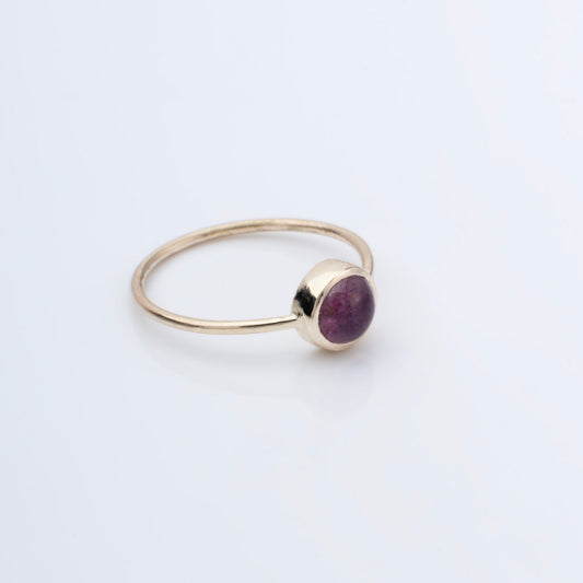 Dome 8k Guld ring- Lilla/Pinkish safir str. 51,5